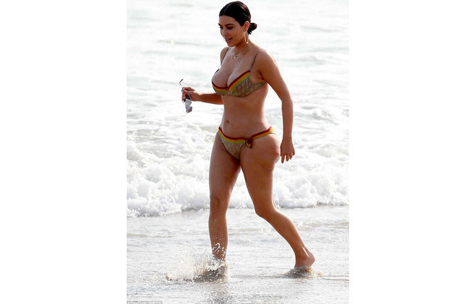 Kim Kardashian sahilde spor yaptı! - Sayfa 15