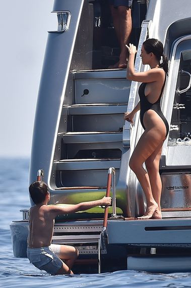 Kourtney Kardashian özel yatında tatilde! - Sayfa 5