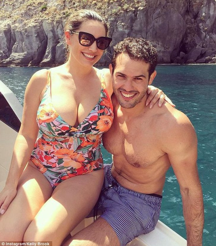 Kelly Brook'un 2019 takviminden yeni kareler - Sayfa 10