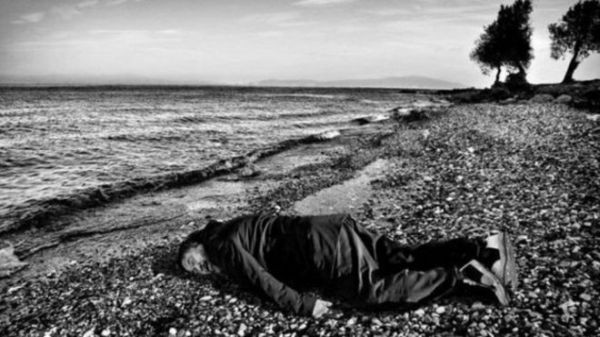 Ünlü sanatçı Ai Weiwei'ın 'Aylan pozu' tartışma yarattı - Resim : 1