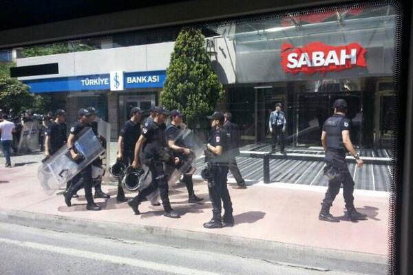 ATV-Sabah binası önünde yine TOMA var! - Resim : 2