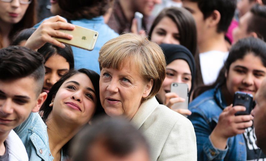 Merkel, telefonda Atatürk'ü görünce... - Resim : 1