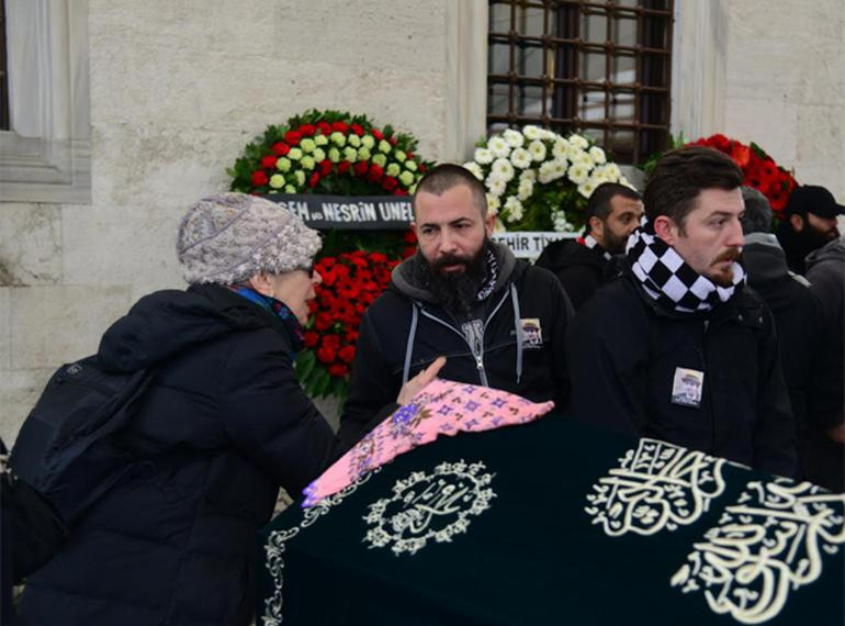 Ünlü sanatçı Ayşe Selen, bugün son yolculuğuna uğurlandı! - Resim : 1