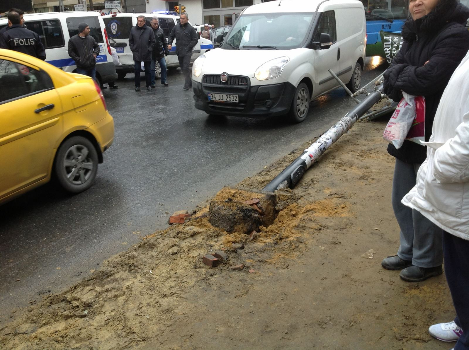 Reklam panosu vatandaşların üzerine devrildi! - Resim : 3