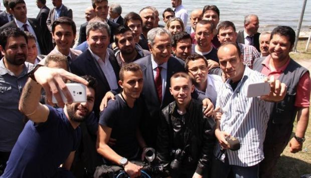 Arınç ve gazetecilerden Dünya Basın Özgürlüğü Günü selfiesi! - Resim : 1