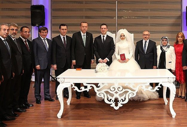 Ünlü gazetecinin kızı evlendi! Başbakan Erdoğan nikah şahidi oldu! - Resim : 1