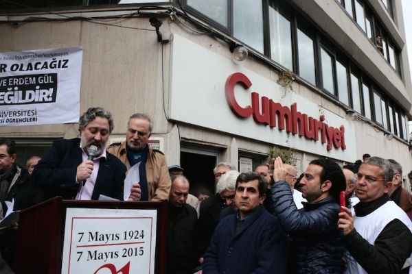 Gazeteciler, Dündar’la Gül için yürüdü: İyi çocuk değiliz, krala çıplak deriz - Resim : 2