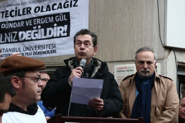 Gazeteciler, Dündar’la Gül için yürüdü: İyi çocuk değiliz, krala çıplak deriz - Resim : 1