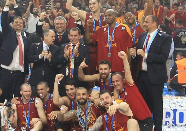 Galatasaraylı yönetici kupa törenine fotomontajla girdi - Resim : 1