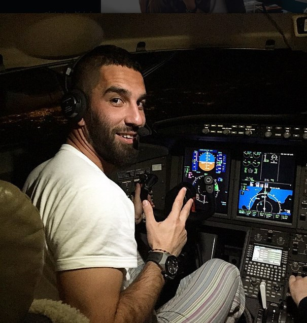 Arda Turan bu kez pilot oldu - Resim : 1