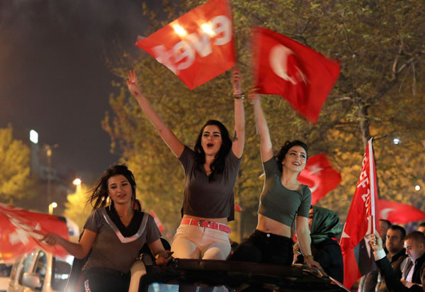 Akif Beki, Hayrettin Karaman'a bu fotoğrafla seslendi: “Bu genç kızlar, din devletine oy vermişe benziyor mu sizce” - Resim : 1