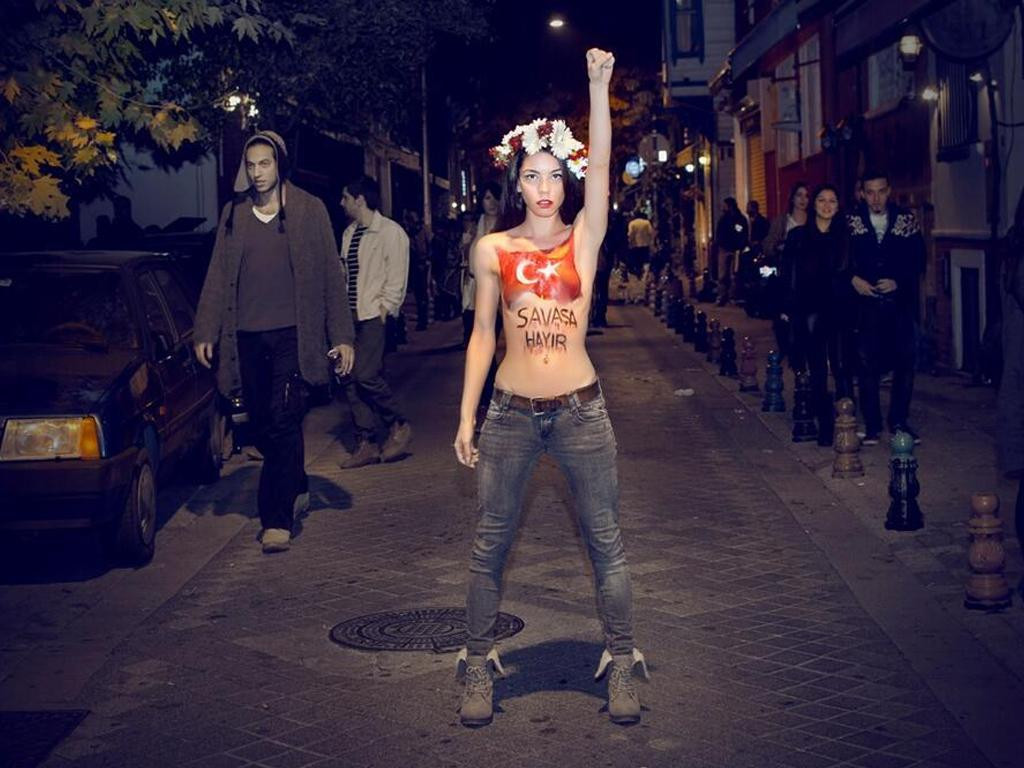 FEMEN Can Dündar ve Erdem Gül için soyundu! - Resim : 2