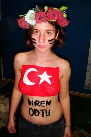 FEMEN Can Dündar ve Erdem Gül için soyundu! - Resim : 5